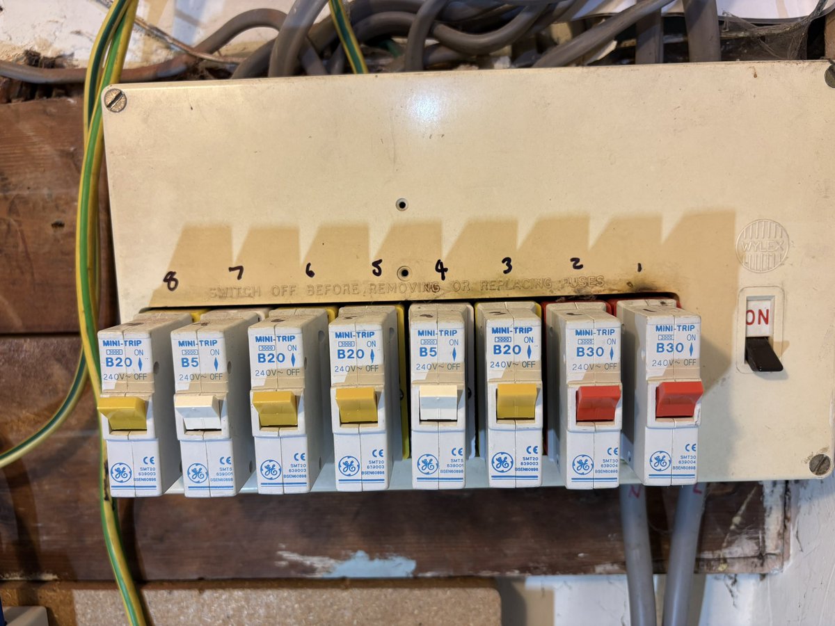 ses_simon's tweet photo. ⚡ Is Your Fuse Board Still Safe? ⚡

This is an example of an older consumer unit I recently inspected.

While it may still “work,” is it safe? 

#Beeston #Nottingham #NottinghamElectrician #Electrian #FuseBoardUpgrade #ElectricalSafety #18thEdtion #BS7671 #LocalElectrician https://t.co/M5g1Ky5H55