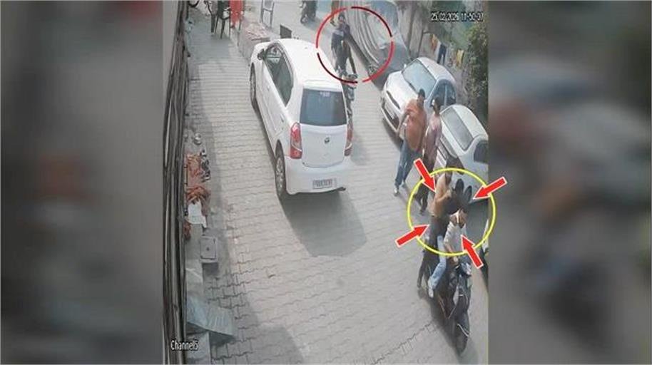 KesariPunjab's tweet image. जालंधर कैंट थाने में गरमाया माहौल, चले तेजधार हथियार, 10वीं के छात्र की हालत नाजुक

👉👉 अधिक जानकारी के लिए : punjab.punjabkesari.in/punjab/news/ja…

#JalandharNews #JalandharCanttPoliceStation #StudentAttack