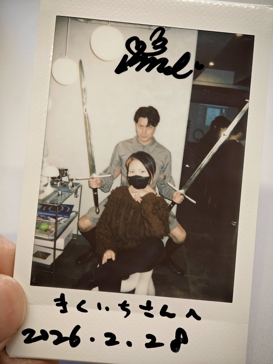 岸田メル先生にダブルソードでツーショチェキして頂きました❤(ӦvӦ