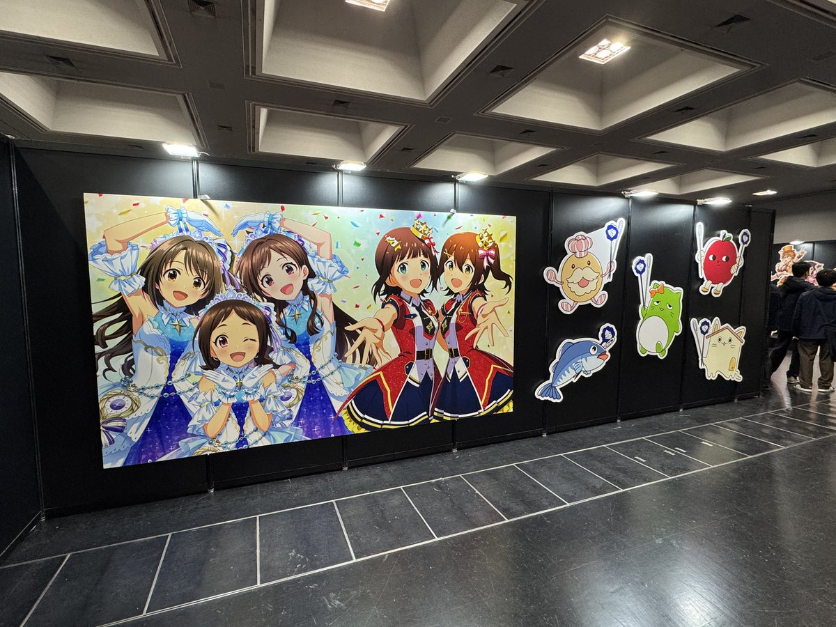 doshisha_imas's tweet photo. 本日はみやこめっせで開催されているデレミリ衣装展に行ってきました〜〜

デレもミリも様々な歴史を感じる衣装を見られて良かったです！！

中の人はデレマスのパビリオンを回りましたが、等身大パネルの多さに圧倒されました笑
衣装展ってすっごい楽しいですね！！！(くるとんP) https://t.co/fBsa7QIP6c