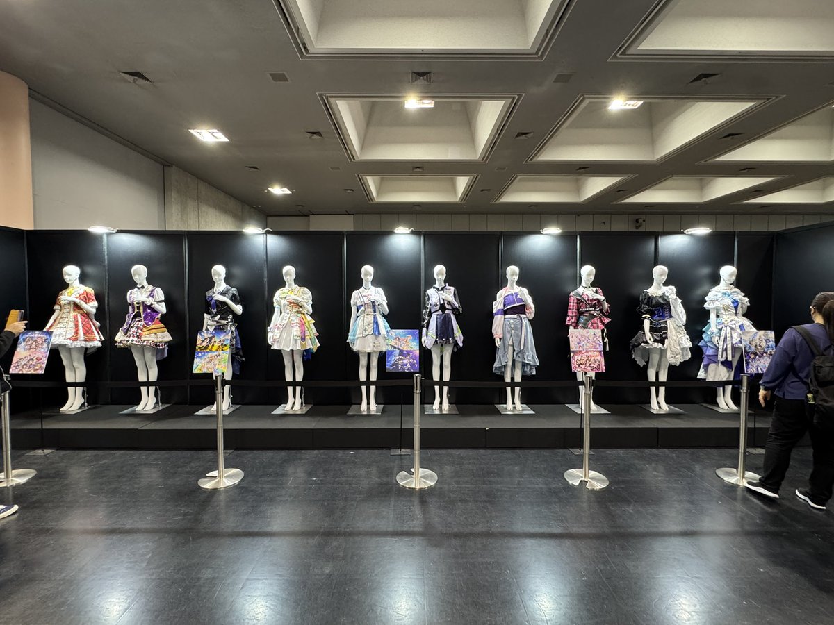 doshisha_imas's tweet photo. 本日はみやこめっせで開催されているデレミリ衣装展に行ってきました〜〜

デレもミリも様々な歴史を感じる衣装を見られて良かったです！！

中の人はデレマスのパビリオンを回りましたが、等身大パネルの多さに圧倒されました笑
衣装展ってすっごい楽しいですね！！！(くるとんP) https://t.co/fBsa7QIP6c
