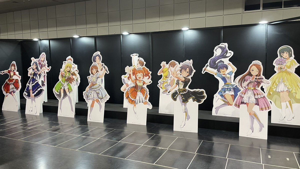 doshisha_imas's tweet photo. 本日はみやこめっせで開催されているデレミリ衣装展に行ってきました〜〜

デレもミリも様々な歴史を感じる衣装を見られて良かったです！！

中の人はデレマスのパビリオンを回りましたが、等身大パネルの多さに圧倒されました笑
衣装展ってすっごい楽しいですね！！！(くるとんP) https://t.co/fBsa7QIP6c