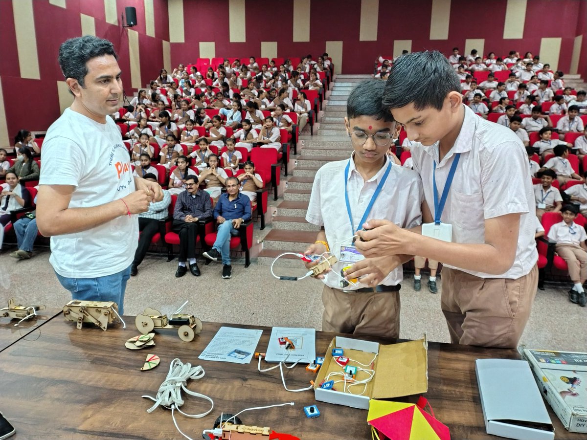 Jaypal_Jadav_11's tweet photo. Today's #NationalScienceDay Celebrated @RSCBhavnagar showcased incredible student #projects that #solve real-world problems. Through these #handsonactivities, we're witnessing the birth of India’s next great #innovators
#ScienceDay2026 https://t.co/aDsxmqqj8M