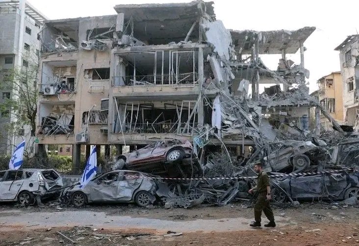 تعرّضت بعض مناطق إسرائيل لأضرارٍ عقب هجومٍ صاروخي من إيران.! 👊