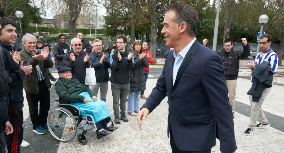 Nunca olvidaré como Luis García Plaza se marchó entre lágrimas, roto y con toda una afición yendo a despedirse de su figura. 

Si Chacho Coudet se marcha, tengo claro que debe haber un segundo capítulo. Por lo dado y por lo que recibió de los babazorros.

OJALÁ #LevanteUDAlavés