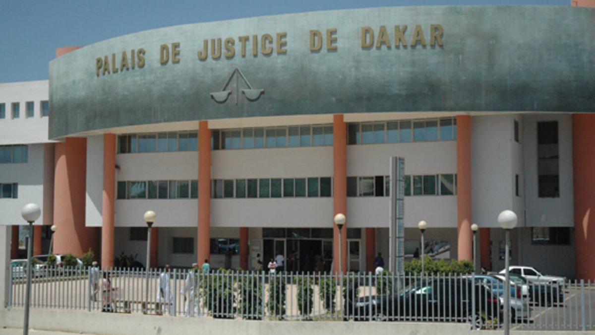 Sénégal: un ex-ministre de Macky Sall renvoyé devant la Haute Cour de Justice rfi.my/CU4j.x