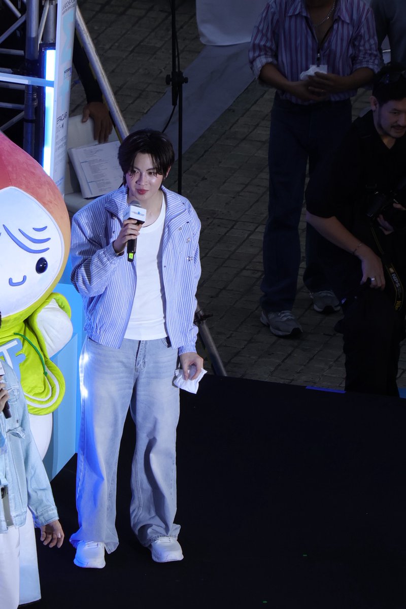 เพื่อนส่งรูปมาให้ดู
มุมที่ชีอยู่                                รูปที่ชีถ่าย

LA ROCHE POSAY X TLEFIRSTONE 
#EffaclarxTleFirstone 
#tlefirstone #เติ้ลเฟิร์สวัน #RainyTF