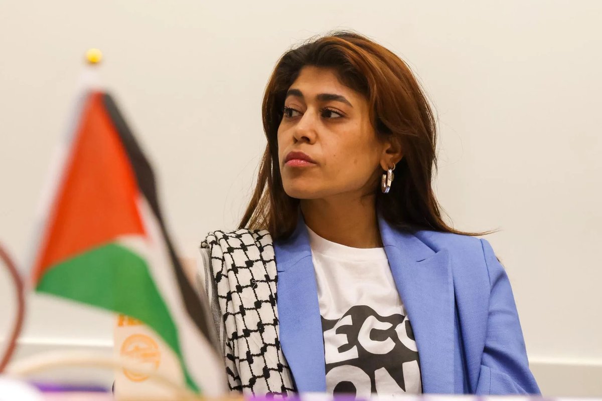 LBleuBlancRouge's tweet image. 20 tweets en une matinée pour défendre le régime islamiste des mollahs.  

20 tweets payés par nos impôts.  

Rima Hassan n’est plus une députée : c’est un relais diplomatique iranien déclaré.  

Et ceux qui l’ont élue ? Ils devraient avoir le courage d’assumer publiquement