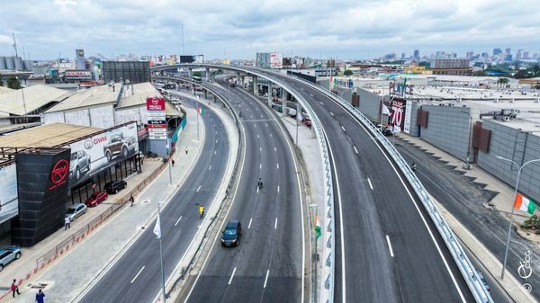 AfricaFirsts's tweet image. This is not San Francisco in U.S, Riyadh in Saudi Arabia, Tehran in Iran, Pyongyang in North Korea, or Abu Dhabi in UAE. 

This is the world-class Solibra Interchange in Abidjan, Ivory Coast (Côte d'Ivoire) 🇨🇮.