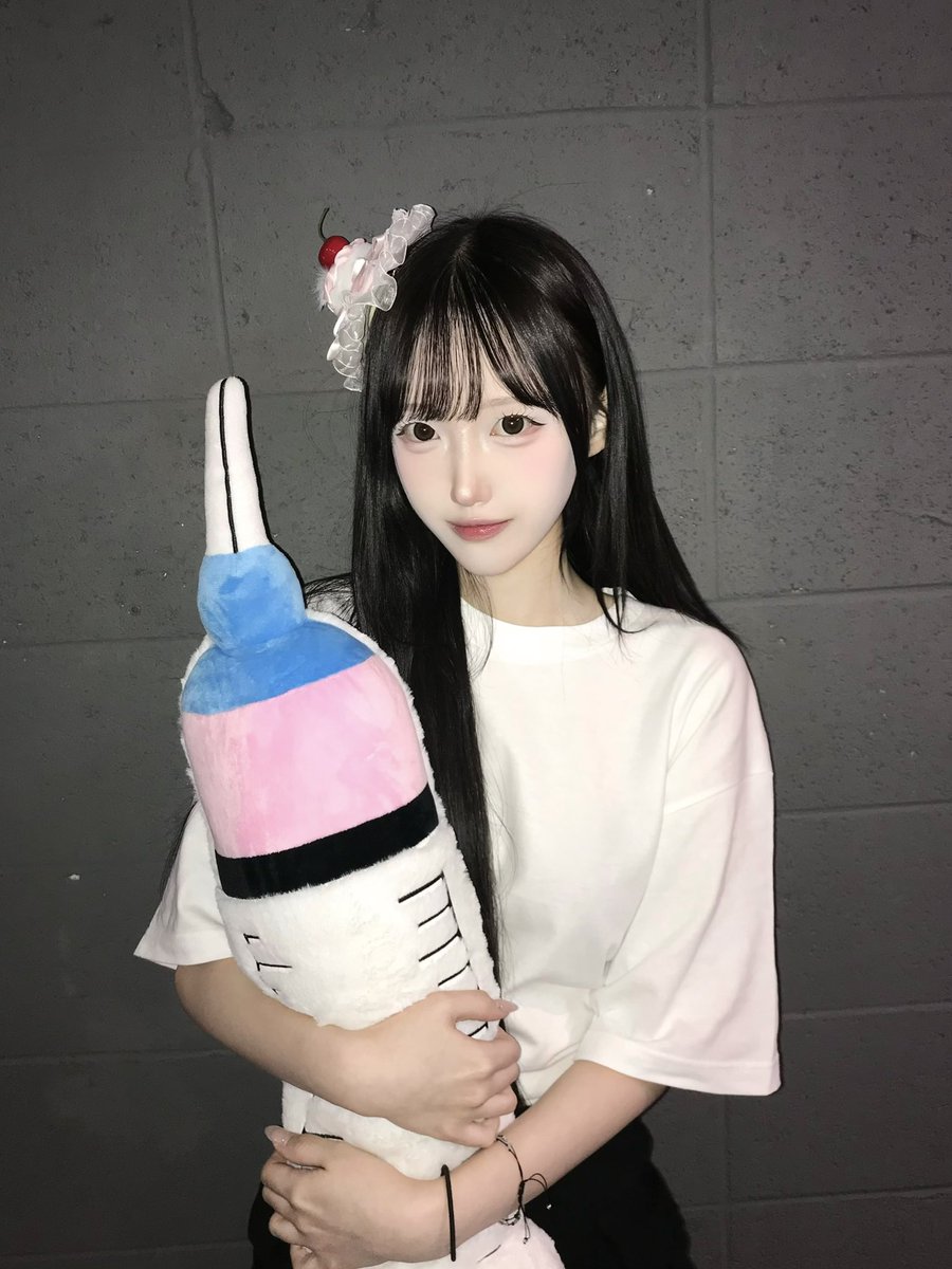 26.02.28 [ 非常!!삐용삐용 ]

삐삐님 생탄제 라이브 출연했습니다!!
오늘 디어브는 삐삐님을 위한 핑크색 케이크를 머리에 달고 무대했어요🍰🎂 케이크먹고이빨썩지않게조심하세요ㅃㅃ님…🦷

그리고 신체제 라이브 이후로 처음 오는 아스트라여소 신체제날과 비슷한 셋리도 하고 오늘 여러모로