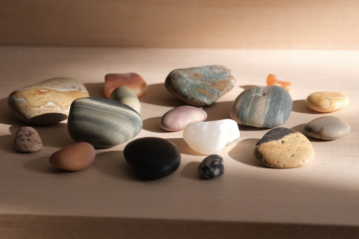 石の年月と光の瞬間が交差する