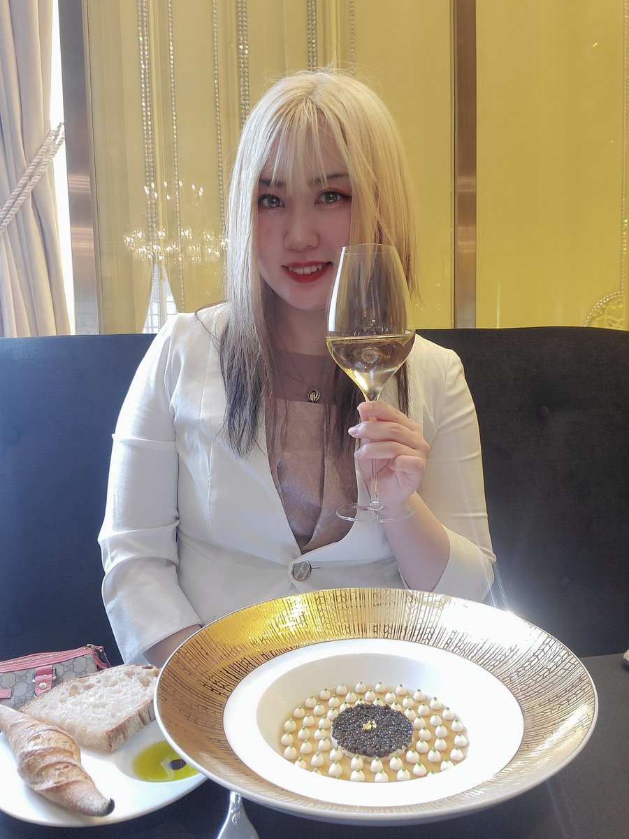 sukia8rm's tweet image. 念願の‼️
ジョエル・ロブション恵比寿🍽️

キャビアアンペリアルは勿論、
和牛のローストや食べ放題のパンやデザート全てとても美味しかった🍰
流石、ミシュラン3つ星ですっ🌟

#ジョエルロブション
#キャビアアンペリアル
#michelin
#恵比寿