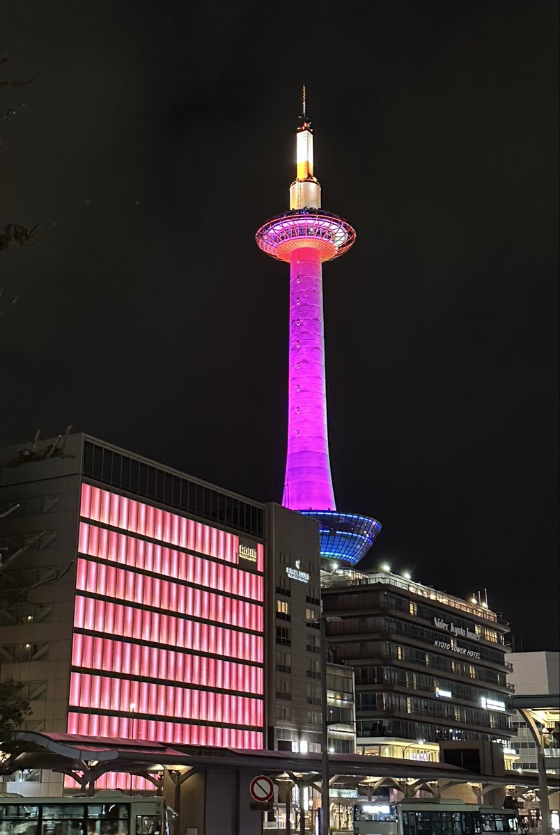 すご〜くかわいい京都タワーのライトアップ✨ ROHMも合わせてる