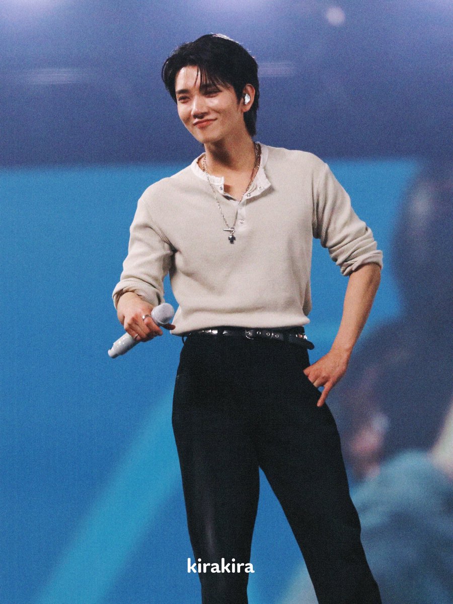lillyshua's tweet photo. prince eric is on stage https://t.co/1mDWvgS4f0