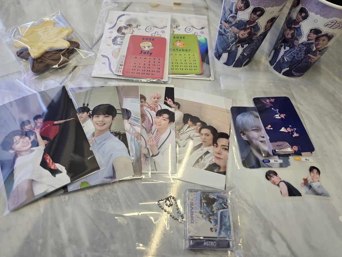 서울 가는 길에 들러본 10주년 카페
(카페 2734)
이쁜 아이들 영상 보느라 한참을 앉아 있었네
💜
늘 느끼는 거지만 울 애기들 어쩜 하나같이 다 이쁘고 착하고 순하지?
쳐다만 봐도 내가 다 정화되는 느낌
#ASTRO #10주년