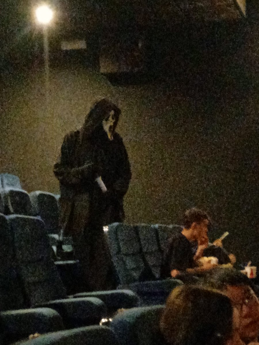 JinxedReaper's tweet photo. Un dúo de Ghostface estuvo en Sevilla, la película me gustó bastante y ya estoy planeando volver a verla en el uniforme. #Scream7 @Scream_Spain https://t.co/M6XGQs7EE7