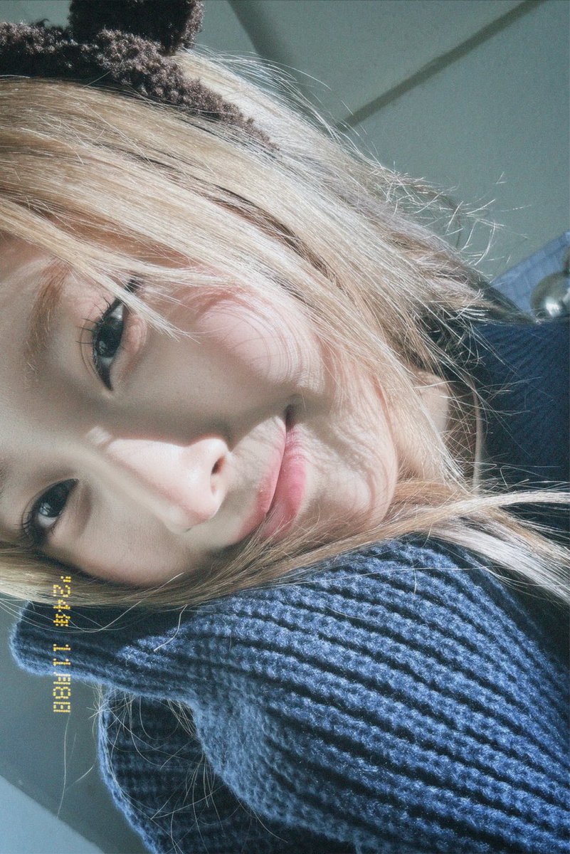 Sun-dappled snoozing in my favorite 𝚗𝚊𝚟𝚢 𝚔𝚗𝚒𝚝... ☁️🧸 Honestly, being on cloud nine is a total understatement when the afternoon light glows like actual honey. 🍯 Neeways, have a cozy day, everyone! ❤︎