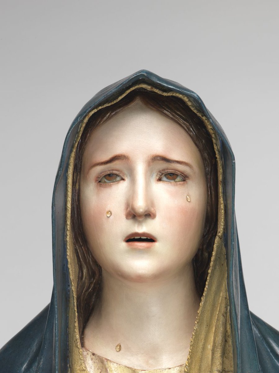 paracleto4's tweet photo. STABAT!

Lei stava.

Non inginocchiata 
in piedi.
Non lontana 
presso la croce.
Non silenziosa per pace 
silenziosa per un dolore
così grande
che le parole erano finite.

Guardava il Figlio morire.
Guardava il sangue.
Guardava le ore passare
senza che nessuno fermasse niente.

E stava.

Signore,
io non so stare.
Davanti al dolore scappo,
davanti all'inspiegabile protesto,
davanti alla morte di chi amo
cerco colpevoli
o mi chiudo
o smetto di pregare
perché la preghiera sembra rimbalzare
sul soffitto.

Insegnami qualcosa di Lei 
non la forza eroica
che non ho 
ma quella cosa più piccola e più dura:
rimanere presente
anche quando la presenza
non cambia niente
e non consola niente
e non spiega niente.

Solo stare.
Come lei stava.

© @paracleto4 Tutti i diritti riservati.