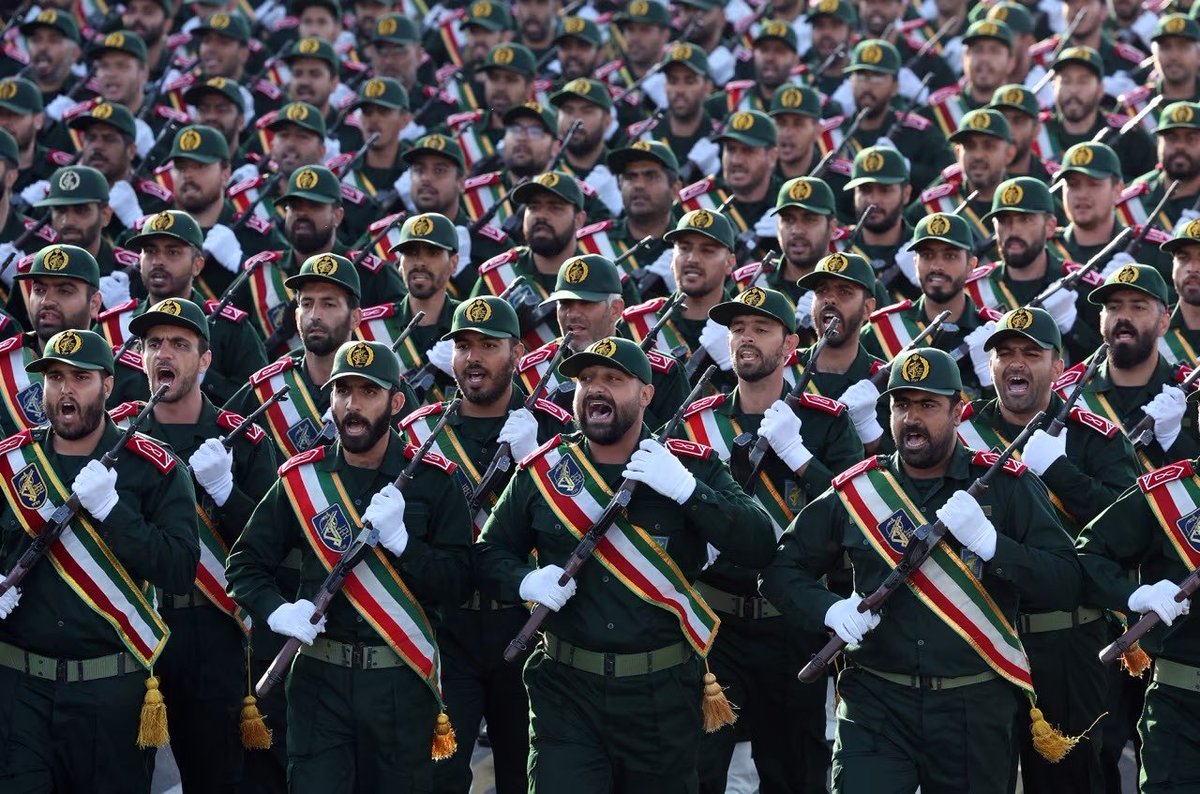 LPX2019's tweet photo. 🚨🇺🇸🇮🇷 川普刚刚命令伊朗伊斯兰革命卫队投降，否则将面临“必死无疑”。

伊朗伊斯兰革命卫队拥有19万兵力，包括海军、空军、陆军和情报部门。它掌控着伊朗一半的经济命脉。它一手扶植了真主党、哈马斯、胡塞武装以及该地区的所有代理人。

川普刚刚命令他们放下武器。

这已经不再是核谈判了。

政权更迭已提上日程。