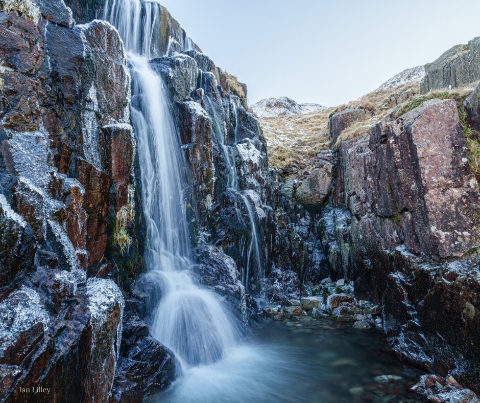 sallyscottages's tweet photo. Ian snapped these incredible waterfall views while hiking up #ScafellPike via Great End… Pretty magnificent, right? 💫
📸: Ian Lilley https://t.co/rCxbNDcDW9