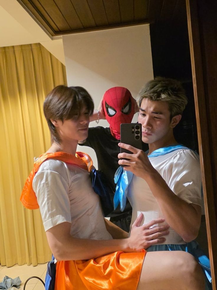 ️️

📍 𝘙𝘢𝘫𝘢 𝘈𝘮𝘱𝘢𝘵

Ini adalah penampakan gue dan pacar gue yang paling hot itu, waktu tadi main games bareng kak Patrick. Walau beda tim, tapi outfit tetep harus matching.

#VYNEFAMOUTING

️️