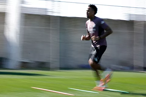 elchiringuitotv's tweet photo. 🚨 ¡Buenas  noticias para Arbeloa! | ¡Militão ya trabaja individualmente sobre el césped de Valdebebas!

Madridista, ¿ganas de verle en acción? https://t.co/8ZusSZTYmA