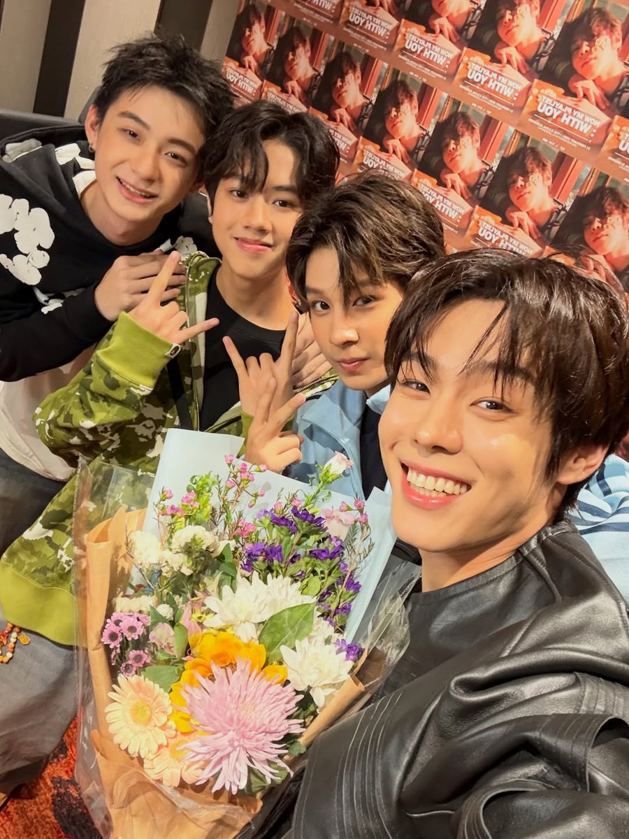 jiseochan's tweet photo. one of the trainees from building A posted the selcas he took with yoon seobin and other trainees !!
#윤서빈 #YoonSeobin
#TitiThanadol #PutterTheerath
#NawantipNadech
#YSB_NowMyPlaylistWithYou
#SOLEUENT #BUILDINGA https://t.co/ylX7ZoIKO2