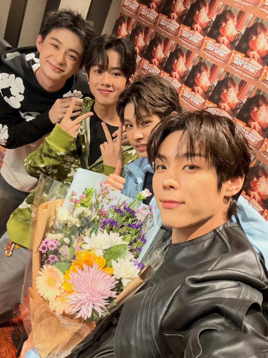 jiseochan's tweet photo. one of the trainees from building A posted the selcas he took with yoon seobin and other trainees !!
#윤서빈 #YoonSeobin
#TitiThanadol #PutterTheerath
#NawantipNadech
#YSB_NowMyPlaylistWithYou
#SOLEUENT #BUILDINGA https://t.co/ylX7ZoIKO2