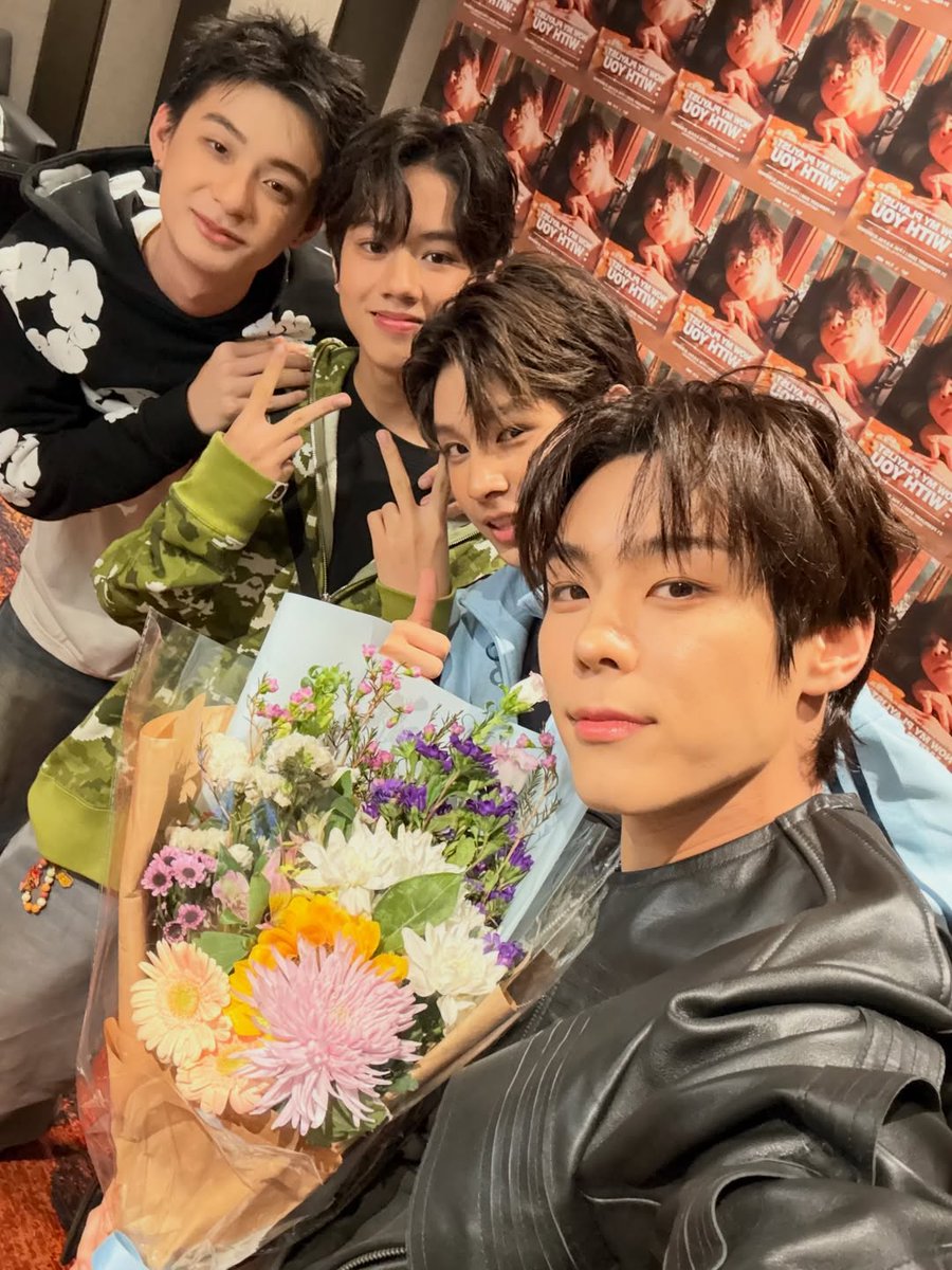 jiseochan's tweet photo. one of the trainees from building A posted the selcas he took with yoon seobin and other trainees !!
#윤서빈 #YoonSeobin
#TitiThanadol #PutterTheerath
#NawantipNadech
#YSB_NowMyPlaylistWithYou
#SOLEUENT #BUILDINGA https://t.co/ylX7ZoIKO2