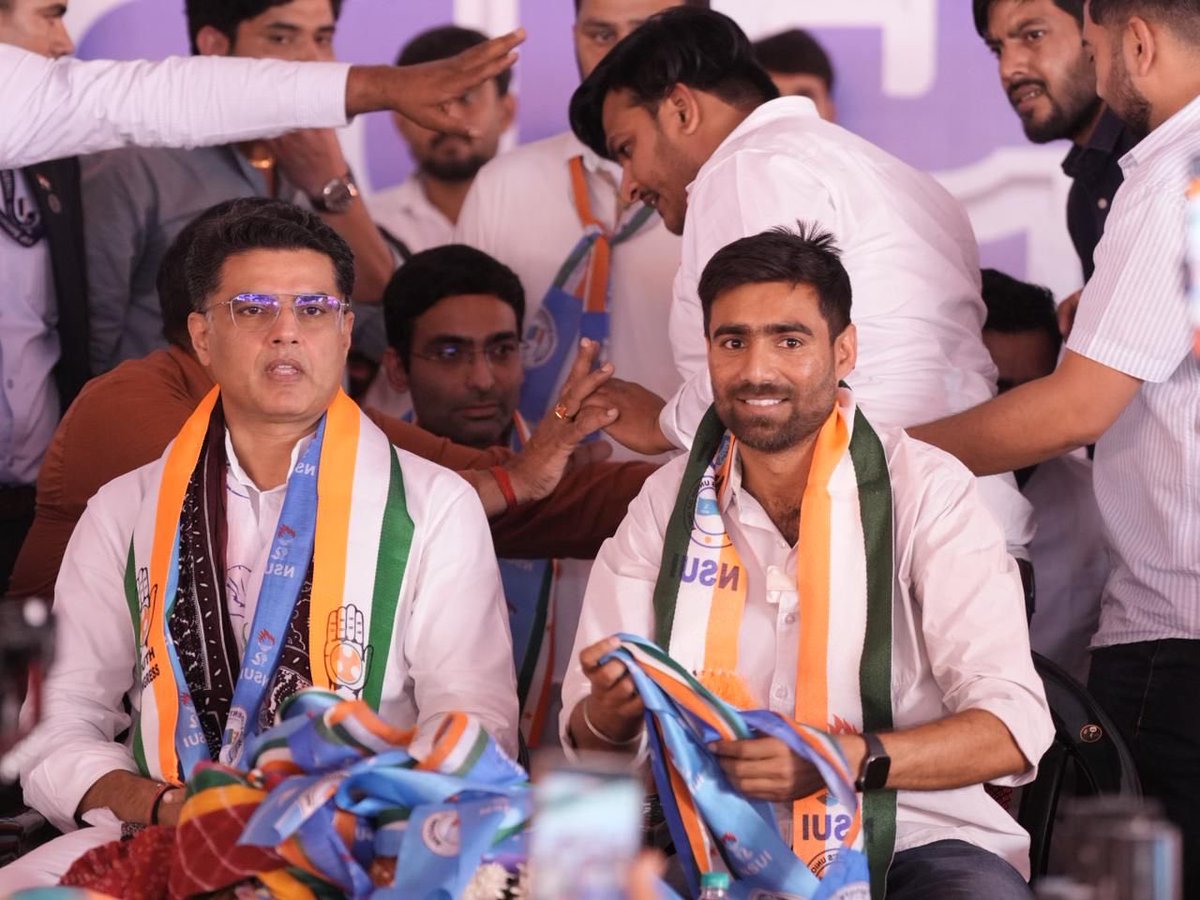 एक ग़रीब दलित घर का लड़का अपने दम पर राजस्थान यूनिवर्सिटी का पहला दलित छात्रसंघ अध्यक्ष बनता है फिर NSUI का प्रदेश अध्यक्ष बनता है और पूरे राजस्थान में ज़मीन पर लड़ता है। RSS के ख़िलाफ़ खुलकर बिगुल फूंकता है।अंत में NSUI का राष्ट्रीय अध्यक्ष बनता है।

रेगिस्तान की ज़मीन से