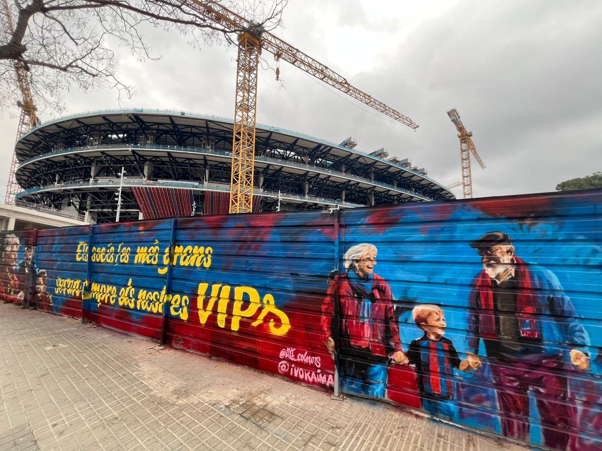 esport3's tweet photo. 🔵🔴🗳️L'homenatge de Marc Ciria als socis i sòcies grans amb un grafiti davant del Camp Nou https://t.co/Tqfh2j4yeu