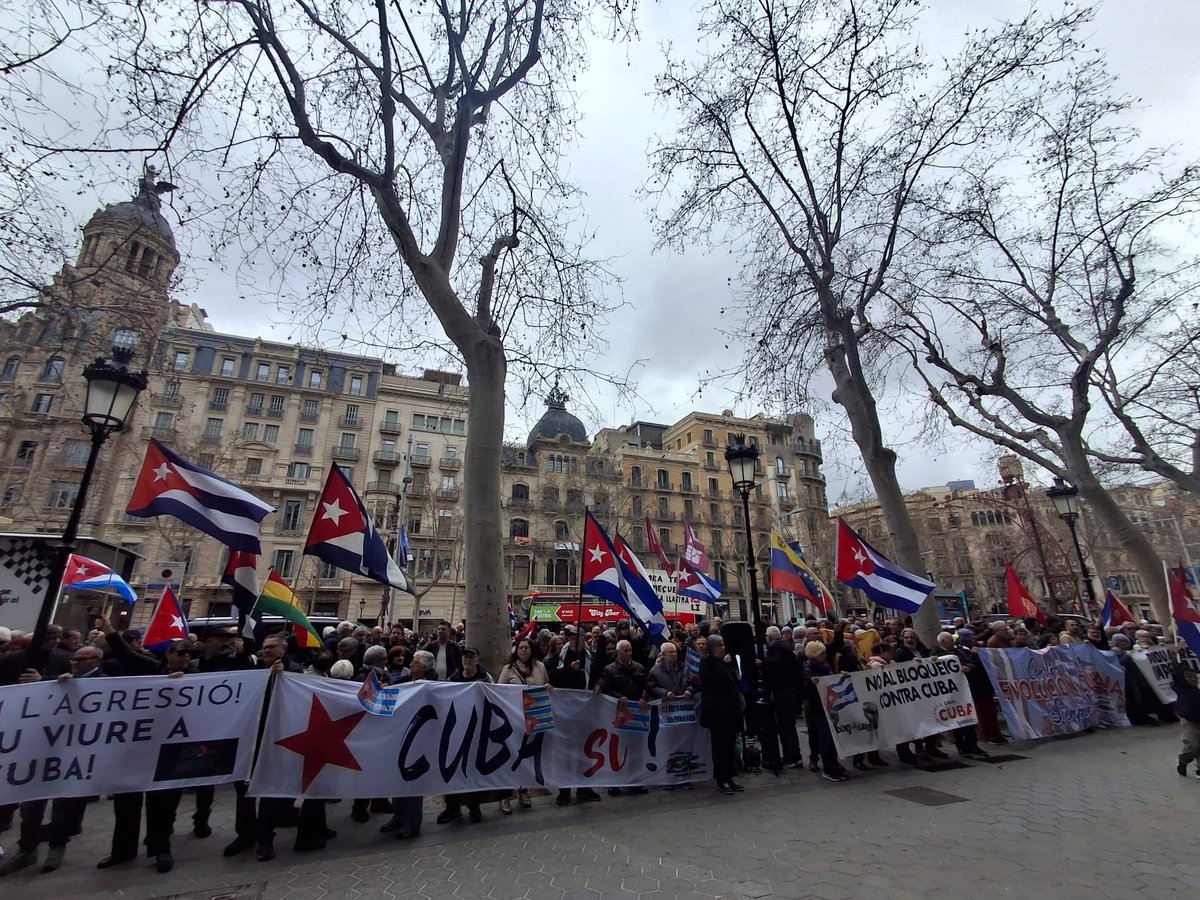 JoventInter's tweet photo. 🇨🇺 Presents en la concentració de @defensemcuba contra el bloqueig assassí a Cuba, un setge que busca asfixiar una nació. 
La solidaritat és la tendresa dels pobles i avui hem tornat a dir ben alt que el bloqueig dels EUA és criminal i ha d'acabar ja✊

Sempre amb el poble cubà! https://t.co/t58ee2SXAu