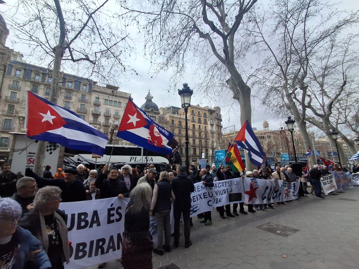 JoventInter's tweet photo. 🇨🇺 Presents en la concentració de @defensemcuba contra el bloqueig assassí a Cuba, un setge que busca asfixiar una nació. 
La solidaritat és la tendresa dels pobles i avui hem tornat a dir ben alt que el bloqueig dels EUA és criminal i ha d'acabar ja✊

Sempre amb el poble cubà! https://t.co/t58ee2SXAu