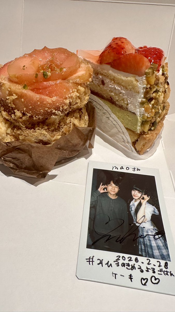 今日は「ケーキ」です！！
Gowdyの "苺とピスタチオのタルト"と
"りんごと紅茶のパイ包"をいただきます！
#みひろの決めるよるごはん 
<a href="/sukiao_mihi_zzZ/">ミヒロ/スキトオルアオ</a>