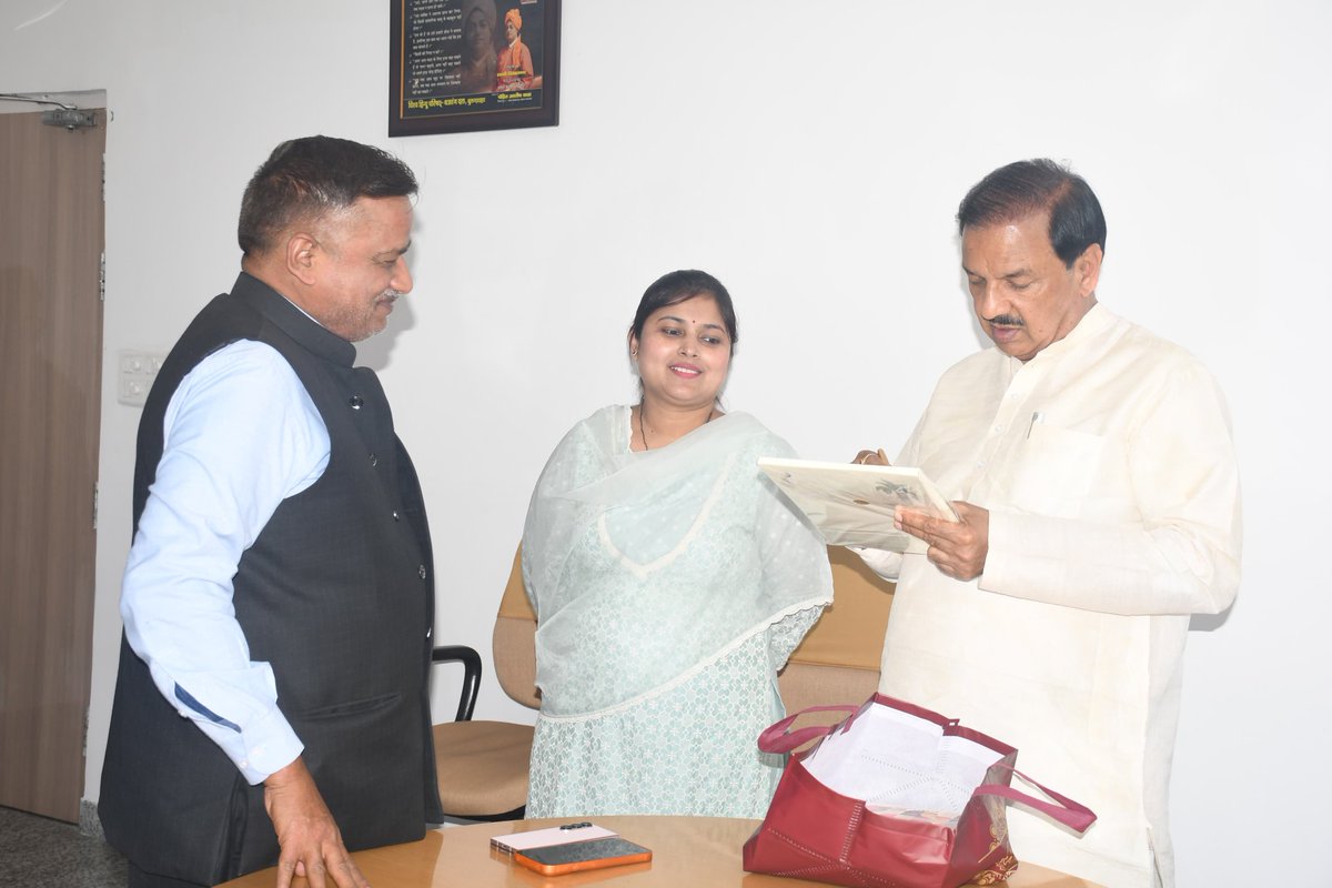 dr_maheshsharma's tweet photo. आज खुर्जा कैंप कार्यालय पर प्रिय क्षेत्रवासियों एवं कार्यकर्ताओं से आत्मीय भेंट कर उनकी समस्याओं से अवगत हुआ एवं उनके निस्तारण हेतु संबंधित अधिकारियों को निर्देशित किया। https://t.co/9Oiea2cWm3