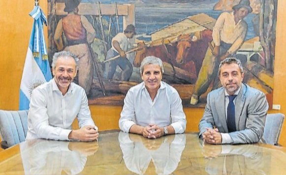 El riesgo país volvió a subir y cerró febrero en 572 puntos básicos (+15,3% en el mes), borrando la mejora que había logrado en el arranque del año. Mientras tanto, el dólar minorista amagó con saltar, pero terminó en $1.420.
El contraste es fuerte:
✔️ El Gobierno colocó US$ 250