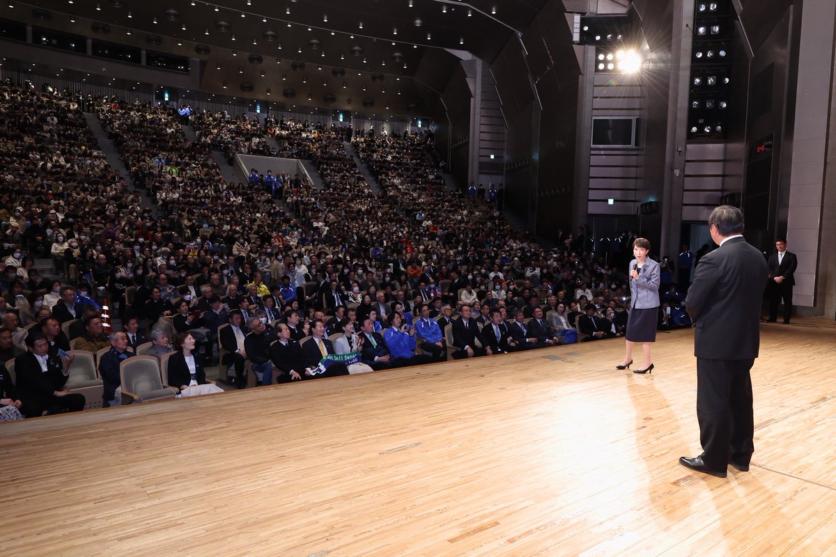 jimin_koho's tweet photo. 「はせ知事を失ってはならない」
高市総裁が金沢で #はせ浩 候補への支援を呼びかける

高市早苗総裁は2月28日、金沢市で開かれた石川県知事選で2期目を目指すはせ浩候補の「県民大集会」に駆け付け、能登半島地震・豪雨災害からの復興に取り組むはせ候補への支援を呼び掛けました。

高市総裁は冒頭、イラン情勢について政府として万全の危機管理体制を整えた上で、金沢に駆けつけた事を語り、「この後東京に戻ってすぐに関係閣僚による会議を開きます」と説明しました。

かつて安倍内閣で閣僚として共に働き、はせ候補と政治行動を共にしてきた高市総裁は、はせ候補が20年以上にわたって衆院議員を務めてきた実績を生かし、知事として復興に取り組んできたことについて「生活と生業を取り戻す働きを誇りに思っている」と語りました。

自らの経験と人脈を生かし、知事として災害救助法の改正をわが党議員に働き掛けて実現してきたはせ候補。
高市総裁は「できないことを『できない』と言わない。諦めない姿勢でやってきた。私も同じ姿勢で政治に取り組んできた」とし、「高市とはせ候補でやれることがまだまだある」と、国政との強いつながりを生かして、石川県経済を強く豊かにしていくことをアピール。
「この知事を今失ってはならない」と、「復興と挑戦」を掲げて戦うはせ候補への力強い支援を呼び掛けました。

#石川県知事選 は3月8日の投開票日に向けて激戦が続いています。
はせ候補は前日午後に集会の開催が決まったにも関わらず約1700人の定員が一杯になった本多の森北電ホールに集まった聴衆に向かって「挑戦しない石川県に未来はありません。もっともっと挑戦するために力を与えてほしい」と、熱く訴えました。 

@takaichi_sanae @hase3655
