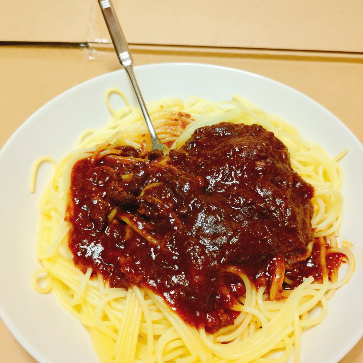 レガーロ食べてみたいけど無いって言い続けてたらもらえたので食います、あ〜これ系ねって感じの匂い
ちな机無いので段ボール敷いて犬食いしてます