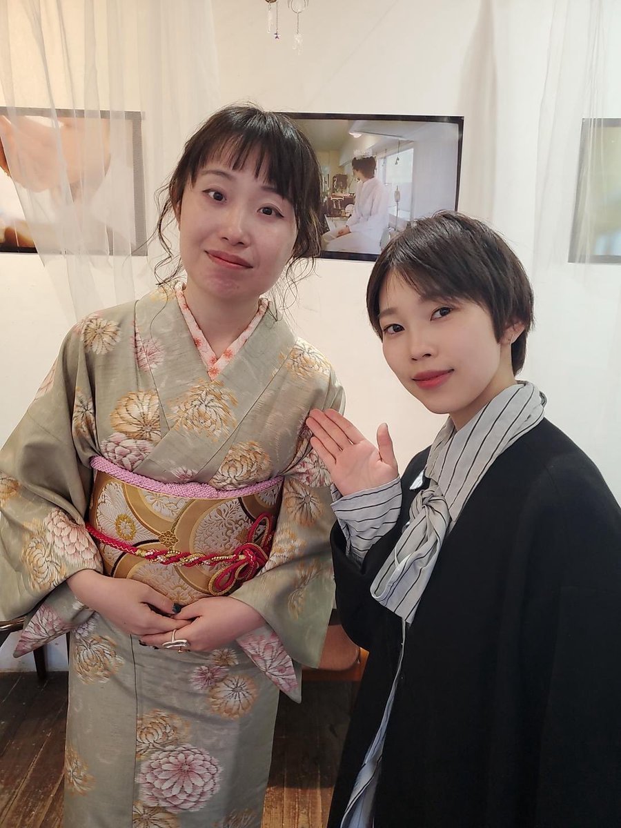 知世さん <a href="/tom_knd/">知世</a> さんの展示へ行ってきました
のどかな雰囲気のギャラリーに鋭利な写真と王冠が佇んでいるところが大変好みでした…見に行ってよかった…

明日までのようです！