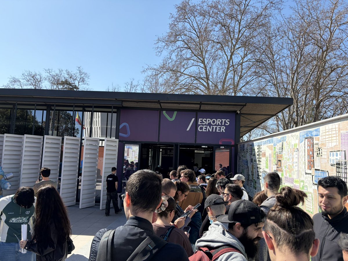 soyestertxu's tweet photo. Aquí estamos!! #PokemonGoMadrid https://t.co/R9J0Ug82uE
