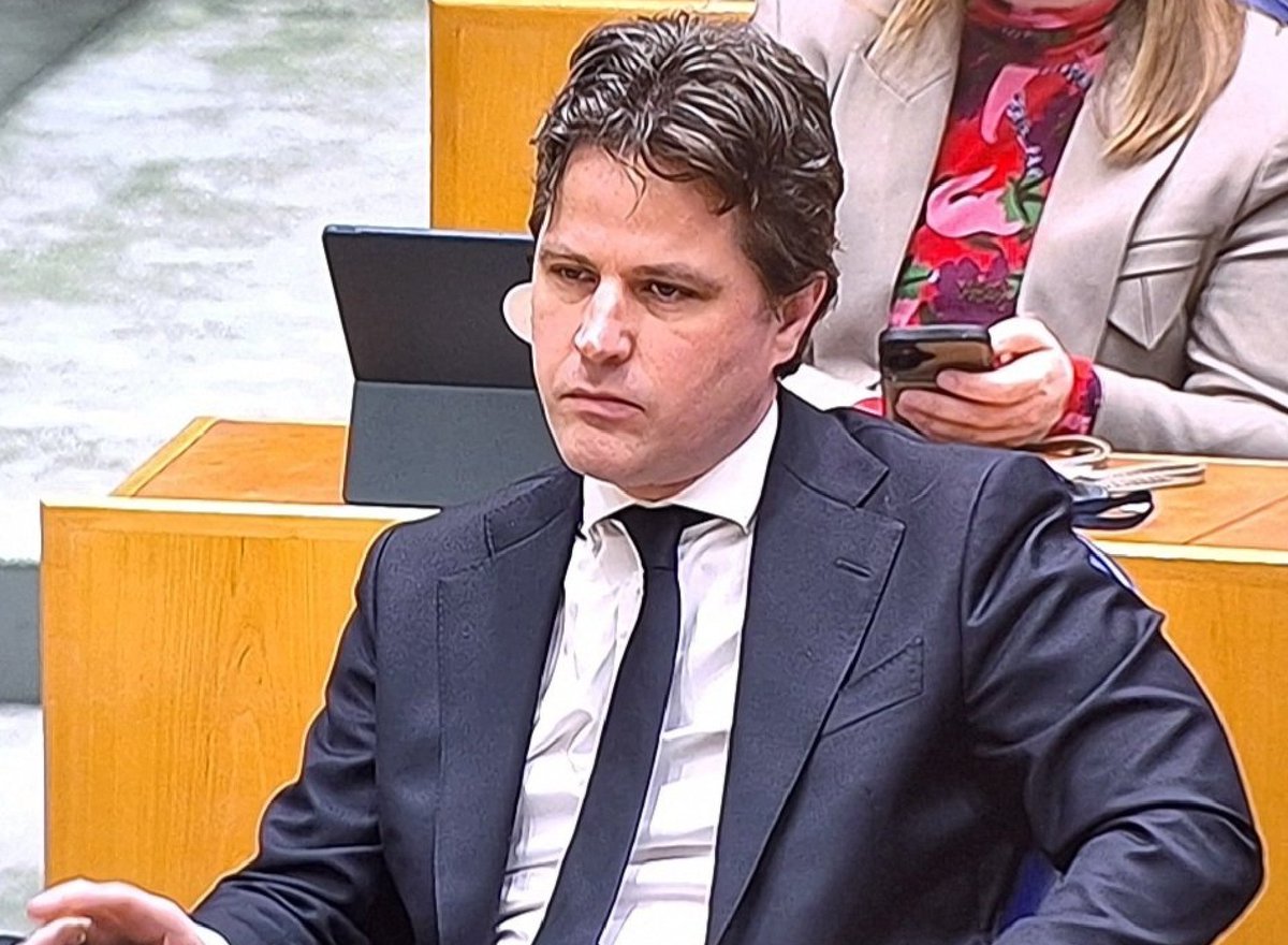 Die blik in die ogen gadverd..... 
Christelijke partij en dan je eigen volk en land afbreken. Leugens verkopen tijdens verkiezingen. Hele foute man.