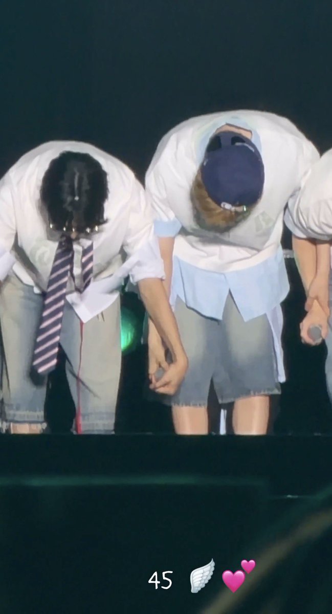 새끼손가락,
엄지손가락,
그리고 마침내 마이크고 뭐고 다 감싸버리기