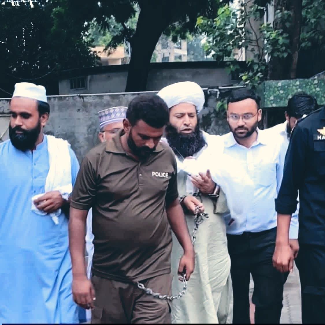 علامہ طاہر سیفی صاحب 
امیر ضلع شیخوپورہ 
کو دس سال قید کی سزاء سنا دی گئ💔
لبیک والوں کا صرف اتنا ہی جرم ہے کہ وہ مظلوم فلسطین کے حق میں بولتے ہیں