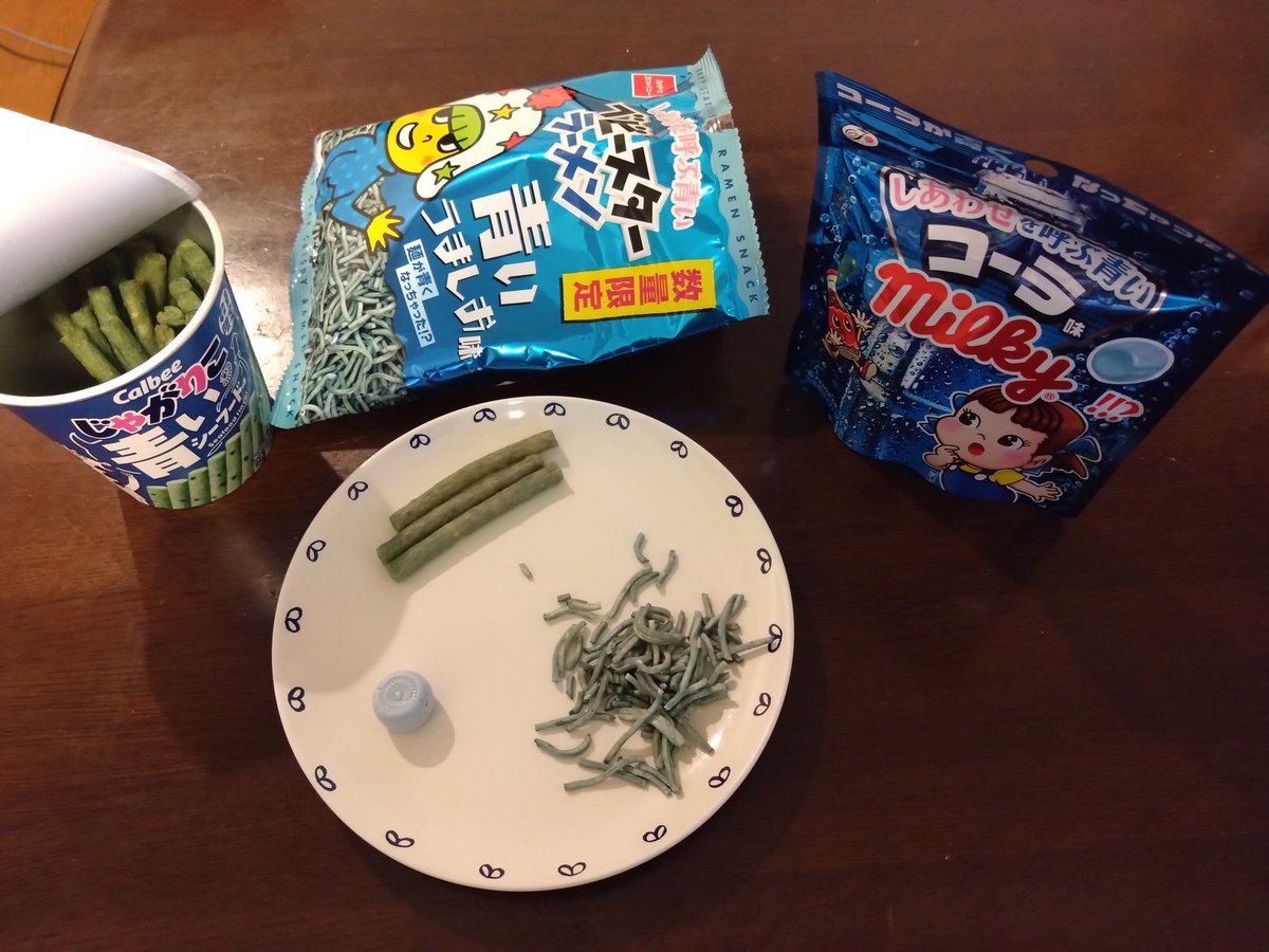 mackys_35's tweet photo. ローソンの青いもの食べた
じゃが　普通のじゃがりことあまりかわらん。色は変
ベビースター　おいしい😋　色は一番きもい
ミルキー　驚いた。 https://t.co/6qhiloL77Z