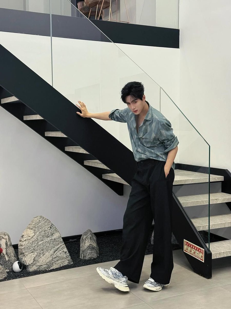 askguozi's tweet photo. a guy and his pfp 🐍 https://t.co/ZsleUCPkEg
