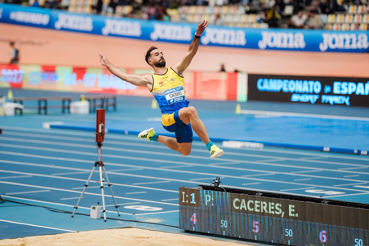 atletismoRFEA's tweet photo. 𝐄𝐮𝐬𝐞𝐛𝐢𝐨 𝐂𝐚́𝐜𝐞𝐫𝐞𝐬 𝐯𝐮𝐞𝐥𝐚 𝐦𝐚́𝐬 𝐪𝐮𝐞 𝐧𝐮𝐧𝐜𝐚 𝐛𝐚𝐣𝐨 𝐭𝐞𝐜𝐡𝐨 

El alicantino @Eusebio_Caceres logra el título en longitud con un primer salto de📏8.19 m que dinamitó la final desde el inicio.

Líder 🇪🇸 del año

👉Iguala con 8 títulos en el histórico a Antonio Corgos (En Valencia tres veces: 2011, 2018 y 2026)
👉Longevidad:  primer título en 2011, hace 15 años, iguala la "plusmarca" masculina de Manolo Martínez 1993-2008
👉Periodo: 18 años entre su primera medalla, en 2008, hasta hoy.
👉Coleccionista de medallas: 8 oros, 5 platas y 1 bronce, más 1 bronce en 60m en 2013

 #CEatletismoST #Valencia2026

📊 https://t.co/OyuNqFIU79
📺 @teledeporte
📺 Multipantalla concursos https://t.co/ISqO2bNP5u
📸 https://t.co/8O2UxSLF2w