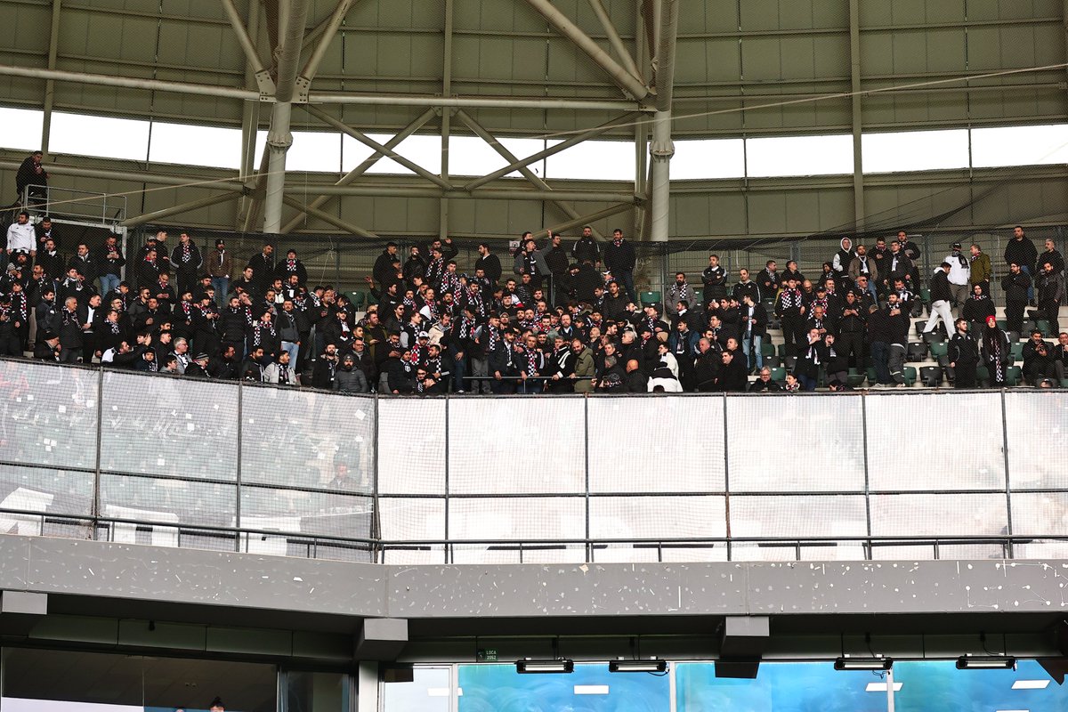 Büyük Beşiktaş taraftarı ile başkanımız Serdal Adalı, deplasman tribününde. 🦅
