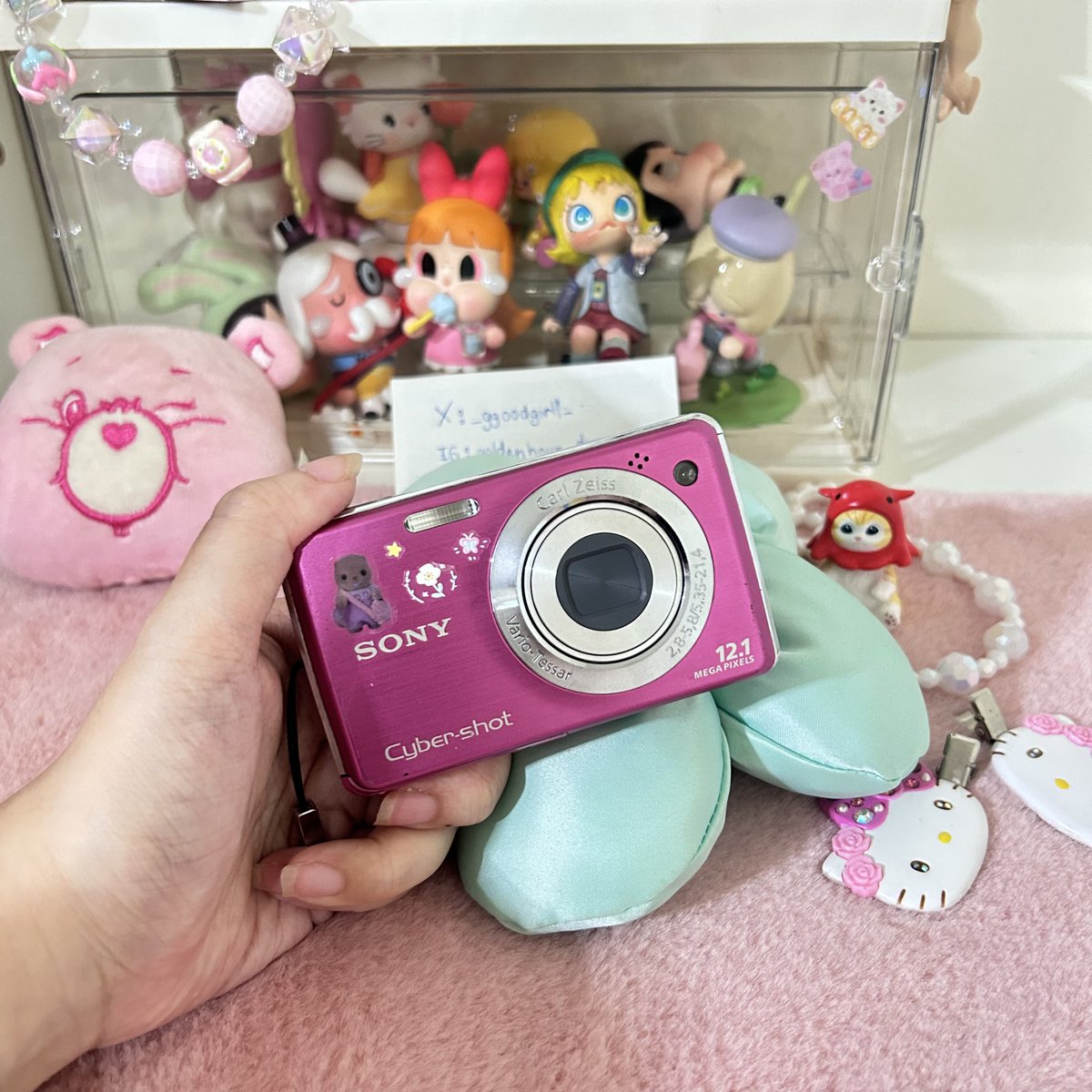 _ggoodgirll_'s tweet photo. Sony cybershot w220(rare)🎀 แฟลชได้ ซูมได้  เต็มระบบ🤩 จึ้งตัวนี้ ใช้ปกติเลย
ตำหนิ🌈 จอย่นไม่ส่งผลกับรูป🍡
สิ่งที่ได้รับ🍒 กล้อง แบต
🐇🌸 2690 รวมส่ง #กล้องดิจิตอลมือสอง  #กล้องดิจิตอลเก่า  #กล้องดิจิตอล https://t.co/08RWVGTaLP