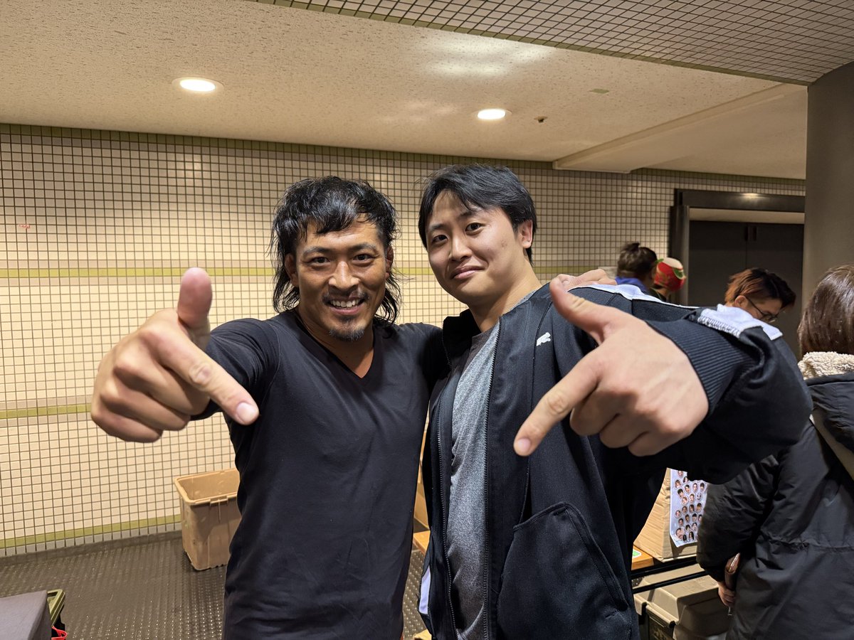 DWAprowrestling's tweet image. 【ドラゴンゲート大阪大会観戦】
以前お世話になったBen-K選手、ドラゴン・ダイヤ選手とお写真を撮っていただきました！

皆さんとお会いした日からもう一年経つと思うと感慨深いです！！

試合めちゃくちゃ楽しかったです🔥
また観戦させてください！！😊
クリス

#DRAGONGATE 
#DWA 
#学生プロレス