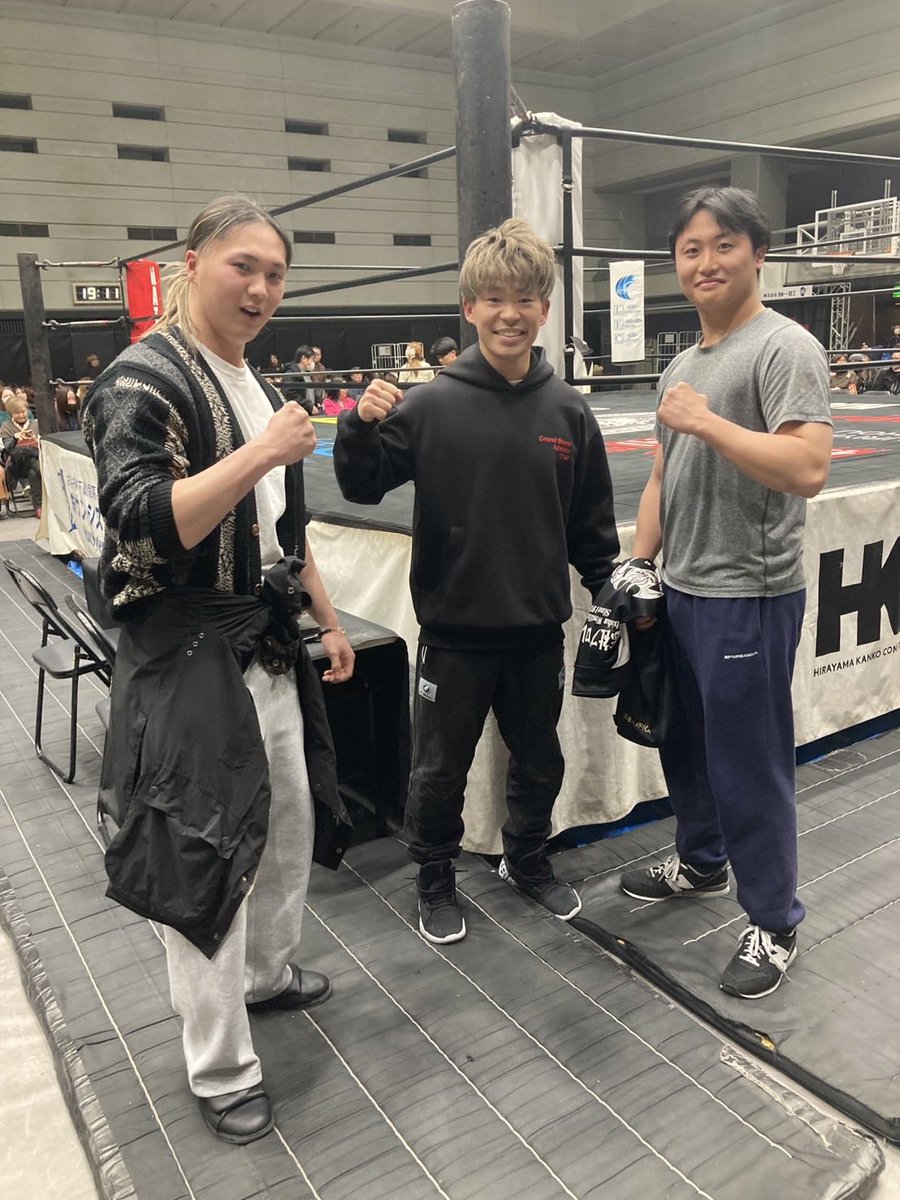 DWAprowrestling's tweet image. 【ドラゴンゲート大阪大会観戦】
以前お世話になったBen-K選手、ドラゴン・ダイヤ選手とお写真を撮っていただきました！

皆さんとお会いした日からもう一年経つと思うと感慨深いです！！

試合めちゃくちゃ楽しかったです🔥
また観戦させてください！！😊
クリス

#DRAGONGATE 
#DWA 
#学生プロレス